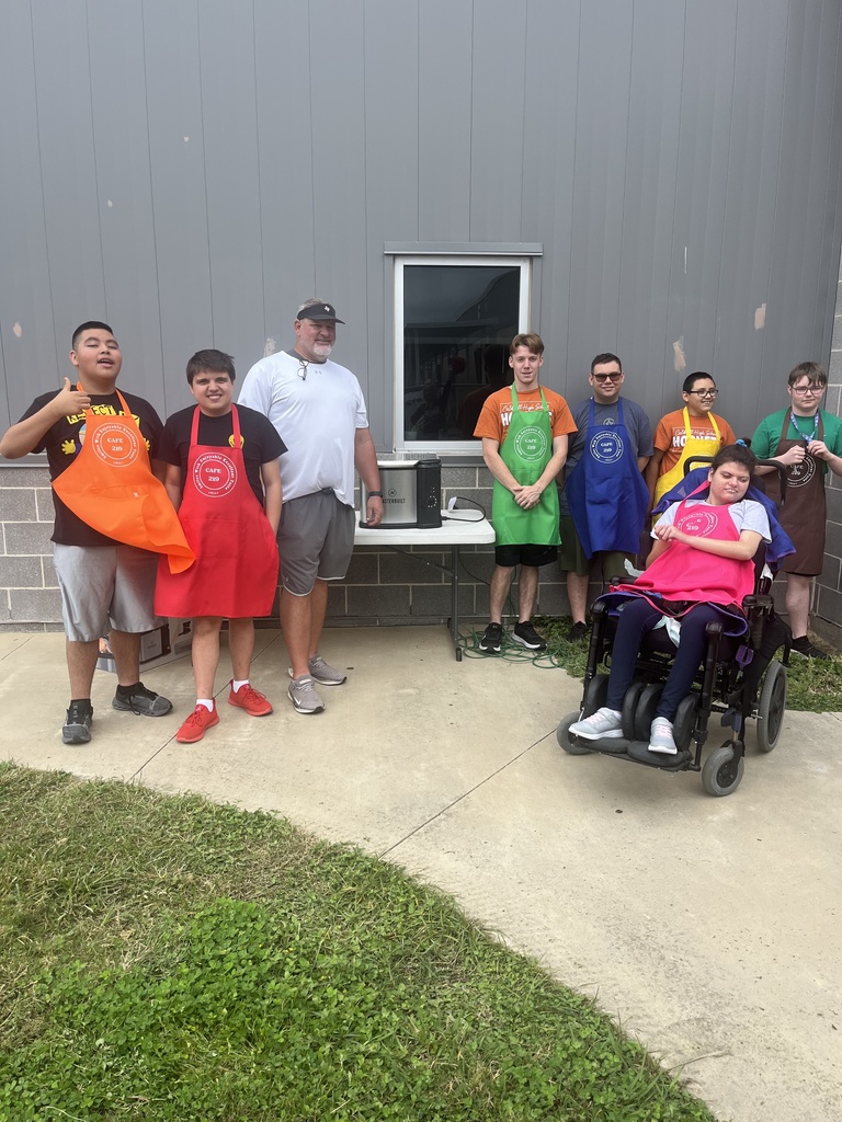 𝗧𝗵𝗮𝗻𝗸𝘀𝗴𝗶𝘃𝗶𝗻𝗴 𝗰𝗮𝗺𝗲 𝗲𝗮𝗿𝗹𝘆 𝗮𝘁 𝗖𝗛𝗦! 🦃 Mrs. Witherwax's students prepared a delicious feast for staff and administrators, and our Athletic Director even stepped in as 𝗛𝗲𝗮𝗱 𝗧𝘂𝗿𝗸𝗲𝘆 𝗙𝗿𝘆𝗲𝗿 for the day. 🍽️ Such a great team effort!  #CaldwellProud #CaldwellISD