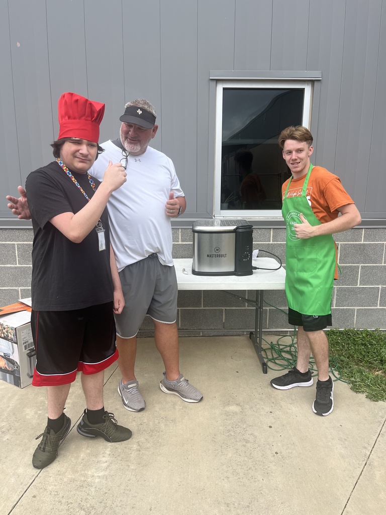 𝗧𝗵𝗮𝗻𝗸𝘀𝗴𝗶𝘃𝗶𝗻𝗴 𝗰𝗮𝗺𝗲 𝗲𝗮𝗿𝗹𝘆 𝗮𝘁 𝗖𝗛𝗦! 🦃 Mrs. Witherwax's students prepared a delicious feast for staff and administrators, and our Athletic Director even stepped in as 𝗛𝗲𝗮𝗱 𝗧𝘂𝗿𝗸𝗲𝘆 𝗙𝗿𝘆𝗲𝗿 for the day. 🍽️ Such a great team effort!  #CaldwellProud #CaldwellISD