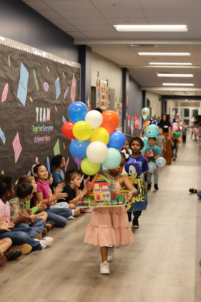 ✨ 𝘽𝙖𝙡𝙡𝙤𝙤𝙣𝙨 𝙊𝙫𝙚𝙧 𝘾𝙀𝙎! 🎈 Our Kindergarteners brought their favorite book characters to life today with the sweetest balloon creations — then paraded through the halls to show them off! Our littlest learners sure know how to make a school day magical. 💛 #CaldwellProud #CaldwellISD