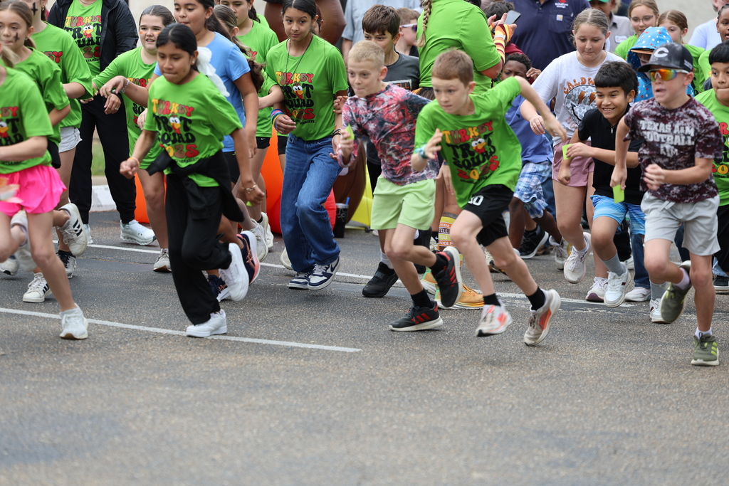 🦃 𝗧𝘂𝗿𝗸𝗲𝘆 𝗧𝗿𝗼𝘁 𝗙𝘂𝗻 𝗮𝘁 𝗖𝗜𝗦! Our Intermediate Hornets—and their parents—hit the trail today for the 𝗮𝗻𝗻𝘂𝗮𝗹 𝗧𝘂𝗿𝗸𝗲𝘆 𝗧𝗿𝗼𝘁! Lots of smiles, lots of steps, and of course… a special appearance by our very own “teacher turkeys”! #CaldwellProud #CaldwellISD