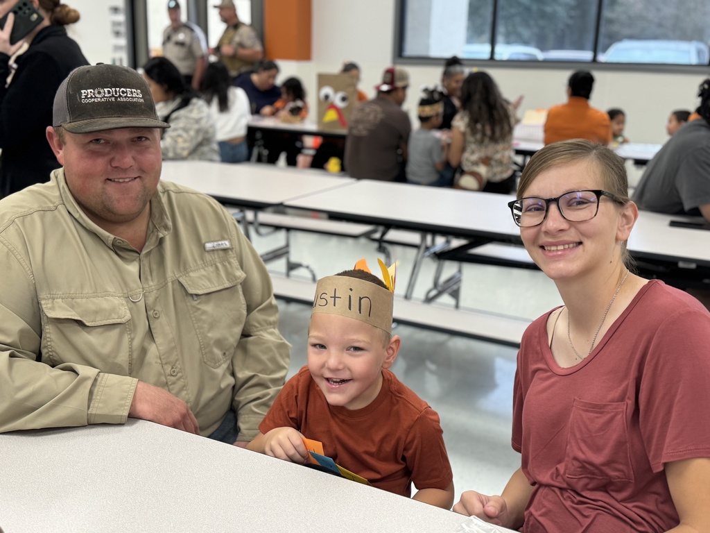 𝐆𝐢𝐛𝐛𝐥𝐞 𝐆𝐨𝐛𝐛𝐥𝐞 𝐆𝐚𝐭𝐡𝐞𝐫 𝐓𝐢𝐦𝐞! 🦃🎨 Our Pre-K students kicked off the morning with crafts, songs, and lots of smiles as families joined us for this special Thanksgiving tradition. What a precious way to celebrate together! #CaldwellProud #CaldwellISD