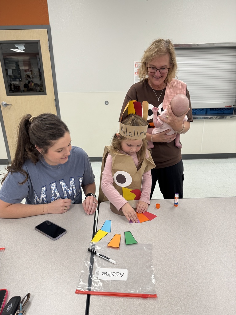 𝐆𝐢𝐛𝐛𝐥𝐞 𝐆𝐨𝐛𝐛𝐥𝐞 𝐆𝐚𝐭𝐡𝐞𝐫 𝐓𝐢𝐦𝐞! 🦃🎨 Our Pre-K students kicked off the morning with crafts, songs, and lots of smiles as families joined us for this special Thanksgiving tradition. What a precious way to celebrate together! #CaldwellProud #CaldwellISD