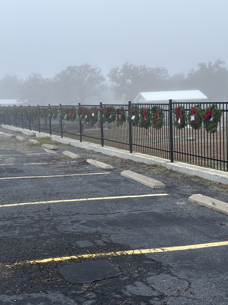 Our Young Republicans participated in 𝗪𝗿𝗲𝗮𝘁𝗵𝘀 𝗔𝗰𝗿𝗼𝘀𝘀 𝗔𝗺𝗲𝗿𝗶𝗰𝗮 this weekend, honoring 𝟵𝟭 𝗩𝗲𝘁𝗲𝗿𝗮𝗻𝘀 at Holy Rosary Cemetery in Frenstat. After the ceremony, students took time to speak each veteran’s name and place a wreath in their honor. We are grateful for the opportunity to remember and reflect. 🇺🇸 #CaldwellProud #CaldwellISD