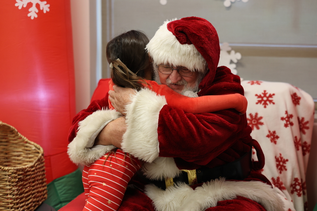 Guess who came to school today? 🎅✨ Santa visited our elementary campus, taking photos with students and checking in on their Christmas lists. A fun and festive way to spread some holiday cheer! #CaldwellProud #CaldwellISD
