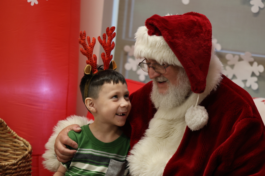 Guess who came to school today? 🎅✨ Santa visited our elementary campus, taking photos with students and checking in on their Christmas lists. A fun and festive way to spread some holiday cheer! #CaldwellProud #CaldwellISD