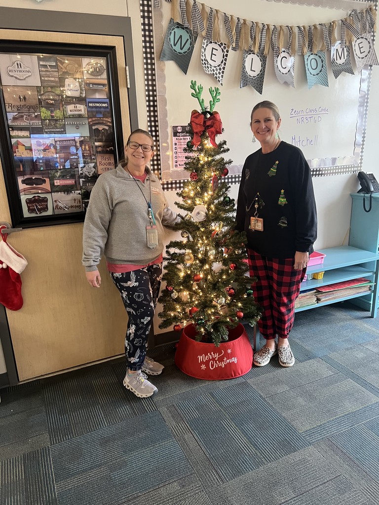 ’Twas the day before break, and pajamas filled the halls across the district! 🎄😂 These snapshots come from our Intermediate campus during today’s “𝐓𝐡𝐞 𝐍𝐢𝐠𝐡𝐭 𝐁𝐞𝐟𝐨𝐫𝐞 𝐂𝐡𝐫𝐢𝐬𝐭𝐦𝐚𝐬” 𝐏𝐉 𝐃𝐚𝐲. #CaldwellProud #CaldwellISD