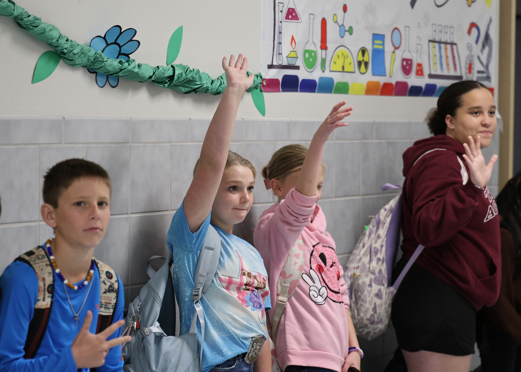 𝗪𝗘𝗟𝗖𝗢𝗠𝗘 𝗕𝗔𝗖𝗞, 𝗛𝗢𝗥𝗡𝗘𝗧𝗦! 🧡✨ Refreshed and recharged! Today, Caldwell ISD welcomed back students for the second semester of classes. #CaldwellProud #CaldwellISD