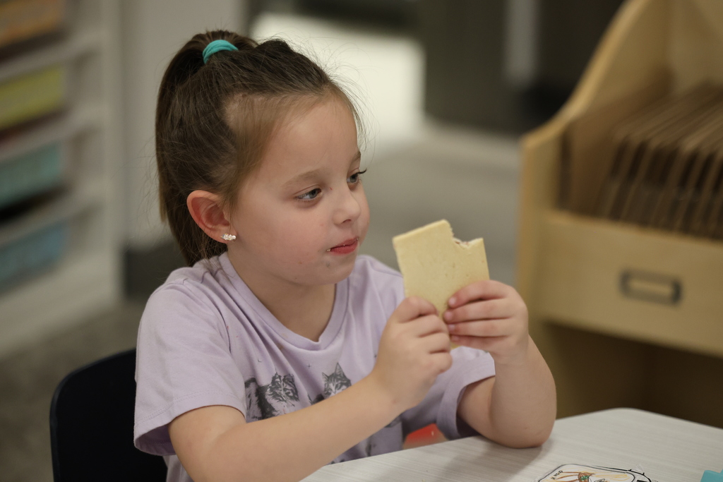 🎉 𝐏𝐨𝐩𝐩𝐢𝐧’ 𝐢𝐧𝐭𝐨 𝐭𝐡𝐞 𝐍𝐞𝐰 𝐘𝐞𝐚𝐫 𝐰𝐢𝐭𝐡 𝐛𝐢𝐠 𝐠𝐨𝐚𝐥𝐬! 🎉 Mrs. McNair’s kindergarteners shared their New Year goals and enjoyed a Pop-Tart while dreaming about what 2026 will bring. We love starting the year with smiles and sweet moments!  #CaldwellProud #CaldwellISD