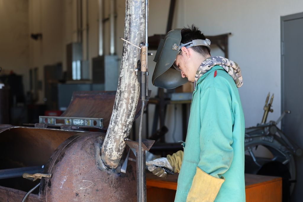 𝐇𝐚𝐧𝐝𝐬-𝐨𝐧 𝐥𝐞𝐚𝐫𝐧𝐢𝐧𝐠 𝐢𝐧 𝐚𝐜𝐭𝐢𝐨𝐧. 🔧🔥  Today in the ag shop, students were building skills through welding, precision work, and problem-solving—preparing for real-world careers 𝙤𝙣𝙚 𝙥𝙧𝙤𝙟𝙚𝙘𝙩 𝙖𝙩 𝙖 𝙩𝙞𝙢𝙚. #CaldwellProud #CaldwellISD