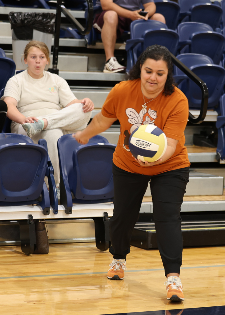 Students vs. Parents… who do you think won? 🏐  Our 𝟲𝘁𝗵 𝗴𝗿𝗮𝗱𝗲 𝘃𝗼𝗹𝗹𝗲𝘆𝗯𝗮𝗹𝗹 𝘁𝗼𝘂𝗿𝗻𝗮𝗺𝗲𝗻𝘁 this morning brought out some great competition, big smiles, and a lot of fun for everyone involved. Thanks to the families who joined us! #CaldwellProud #CaldwellISD