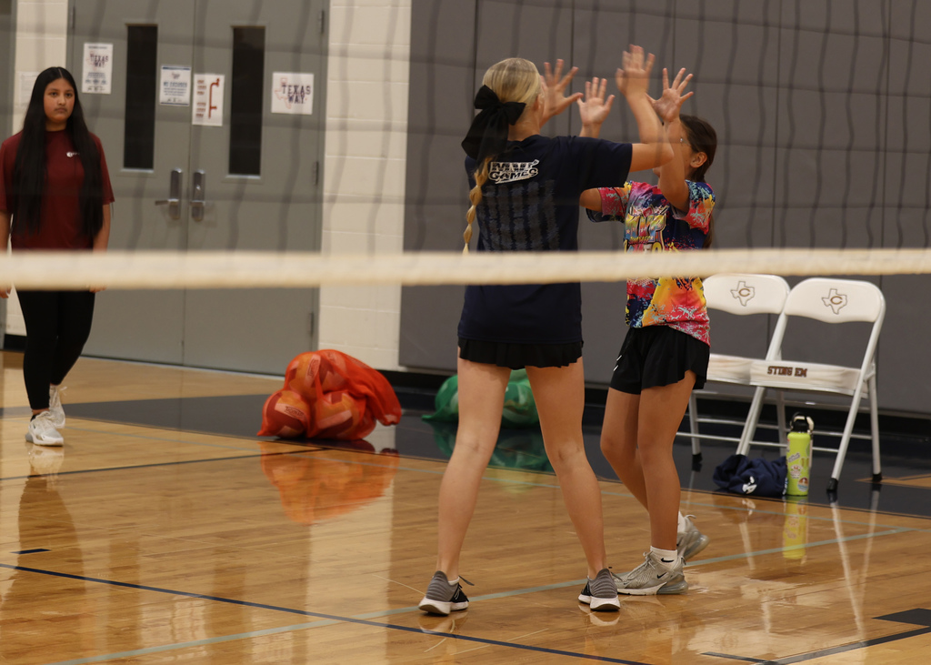 Students vs. Parents… who do you think won? 🏐  Our 𝟲𝘁𝗵 𝗴𝗿𝗮𝗱𝗲 𝘃𝗼𝗹𝗹𝗲𝘆𝗯𝗮𝗹𝗹 𝘁𝗼𝘂𝗿𝗻𝗮𝗺𝗲𝗻𝘁 this morning brought out some great competition, big smiles, and a lot of fun for everyone involved. Thanks to the families who joined us! #CaldwellProud #CaldwellISD