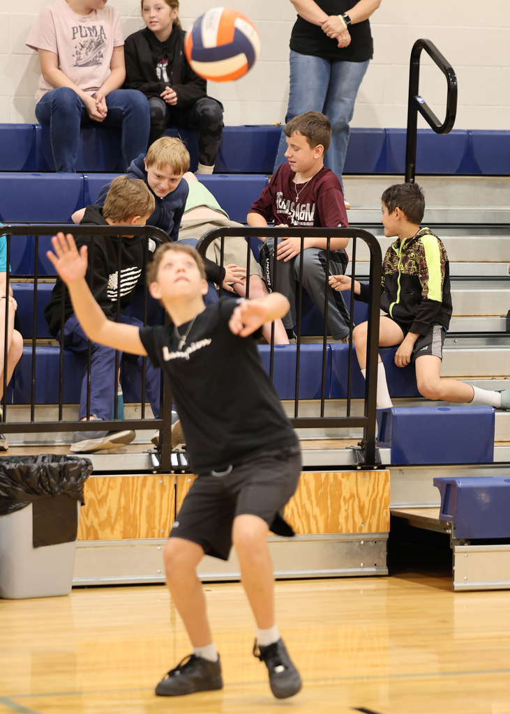 Students vs. Parents… who do you think won? 🏐  Our 𝟲𝘁𝗵 𝗴𝗿𝗮𝗱𝗲 𝘃𝗼𝗹𝗹𝗲𝘆𝗯𝗮𝗹𝗹 𝘁𝗼𝘂𝗿𝗻𝗮𝗺𝗲𝗻𝘁 this morning brought out some great competition, big smiles, and a lot of fun for everyone involved. Thanks to the families who joined us! #CaldwellProud #CaldwellISD