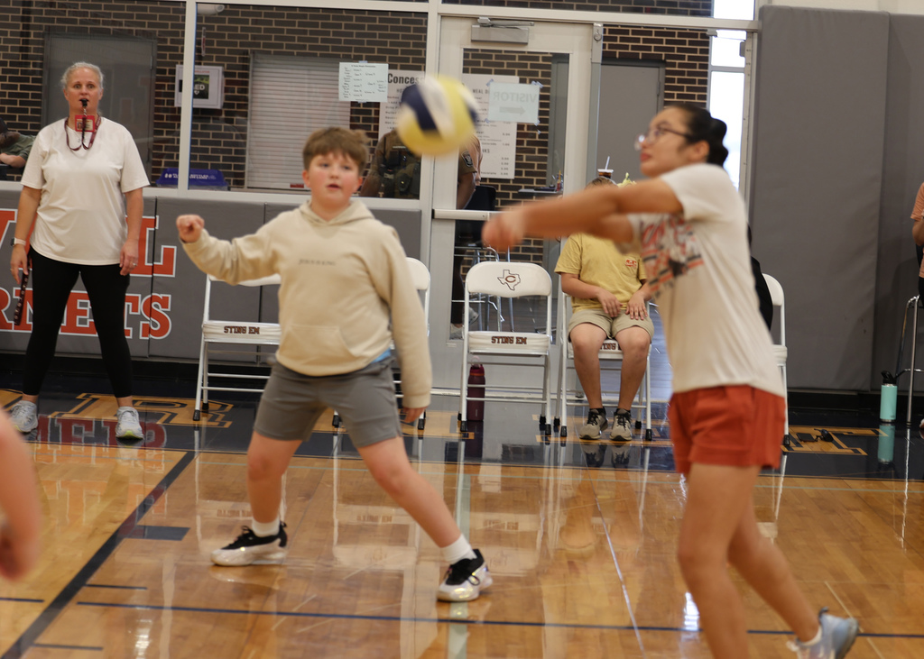 Students vs. Parents… who do you think won? 🏐  Our 𝟲𝘁𝗵 𝗴𝗿𝗮𝗱𝗲 𝘃𝗼𝗹𝗹𝗲𝘆𝗯𝗮𝗹𝗹 𝘁𝗼𝘂𝗿𝗻𝗮𝗺𝗲𝗻𝘁 this morning brought out some great competition, big smiles, and a lot of fun for everyone involved. Thanks to the families who joined us! #CaldwellProud #CaldwellISD
