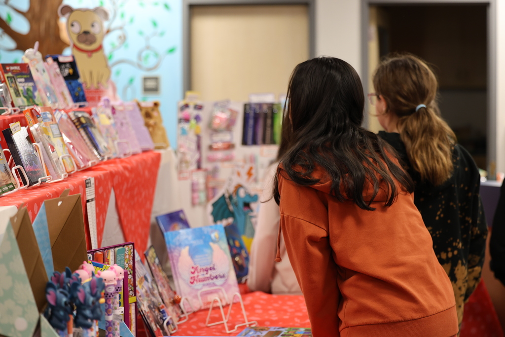 Caught some smiling faces at the CIS Book Fair this morning… safe to say these Hornets love to read! 📚🧡  Join us tonight for 𝗙𝗮𝗺𝗶𝗹𝘆 𝗚𝗮𝗺𝗲 𝗡𝗶𝗴𝗵𝘁 & 𝘁𝗵𝗲 𝗦𝗽𝗿𝗶𝗻𝗴 𝗕𝗼𝗼𝗸 𝗙𝗮𝗶𝗿! 🗓️ March 26 ⏰ 4:30–6:00 PM 📍 CIS Campus & Library  We hope to see you there! #CaldwellProud #CaldwellISD