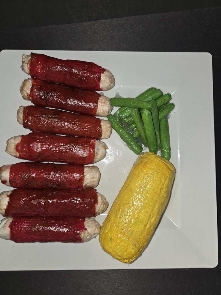 Don’t be fooled… 👀  These meals were created by our 7th grade artists using trompe l'œil techniques—and some very unexpected materials!  Take a closer look at their incredible work 👏 #CaldwellProud #CaldwellISD