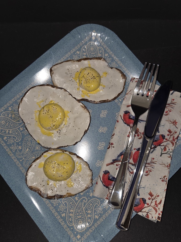 Don’t be fooled… 👀  These meals were created by our 7th grade artists using trompe l'œil techniques—and some very unexpected materials!  Take a closer look at their incredible work 👏 #CaldwellProud #CaldwellISD