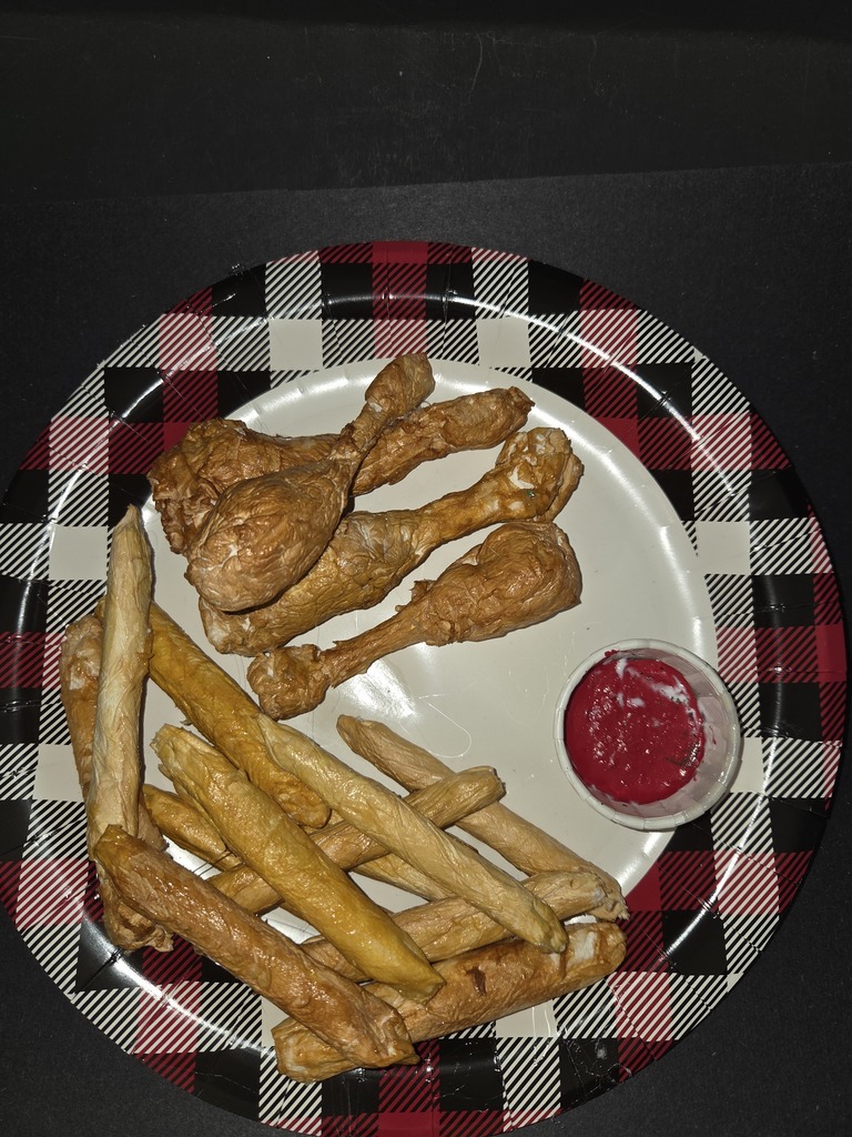 Don’t be fooled… 👀  These meals were created by our 7th grade artists using trompe l'œil techniques—and some very unexpected materials!  Take a closer look at their incredible work 👏 #CaldwellProud #CaldwellISD