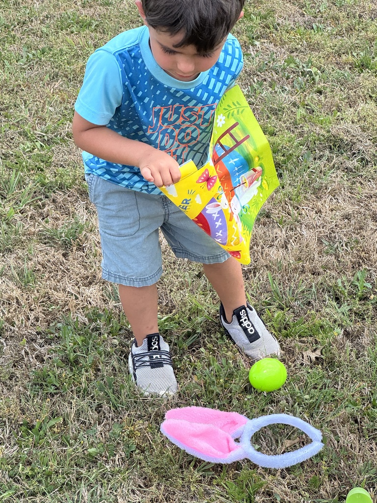 🐣 𝗘𝗴𝗴 𝗵𝘂𝗻𝘁𝘀 𝗮𝗻𝗱 𝗯𝗶𝗴 𝘀𝗺𝗶𝗹𝗲𝘀!  Our Pre-K Hornets had a hopping good time hunting Easter eggs today. These sweet moments are what make school so special! #CaldwellProud #CaldwellISD