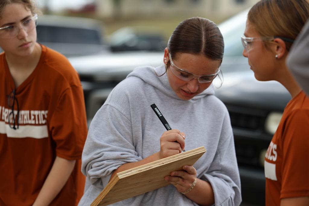 𝗣𝘂𝘁𝘁𝗶𝗻𝗴 𝘀𝗸𝗶𝗹𝗹𝘀 𝗶𝗻𝘁𝗼 𝗽𝗿𝗮𝗰𝘁𝗶𝗰𝗲!  Our 8th-grade Ag students are getting hands-on as they prepare materials for their string art projects. Special thanks to Matt Hicks, with Hicks Construction, for volunteering his time and helping students build confidence using real tools safely. #CaldwellProud #CaldwellISD