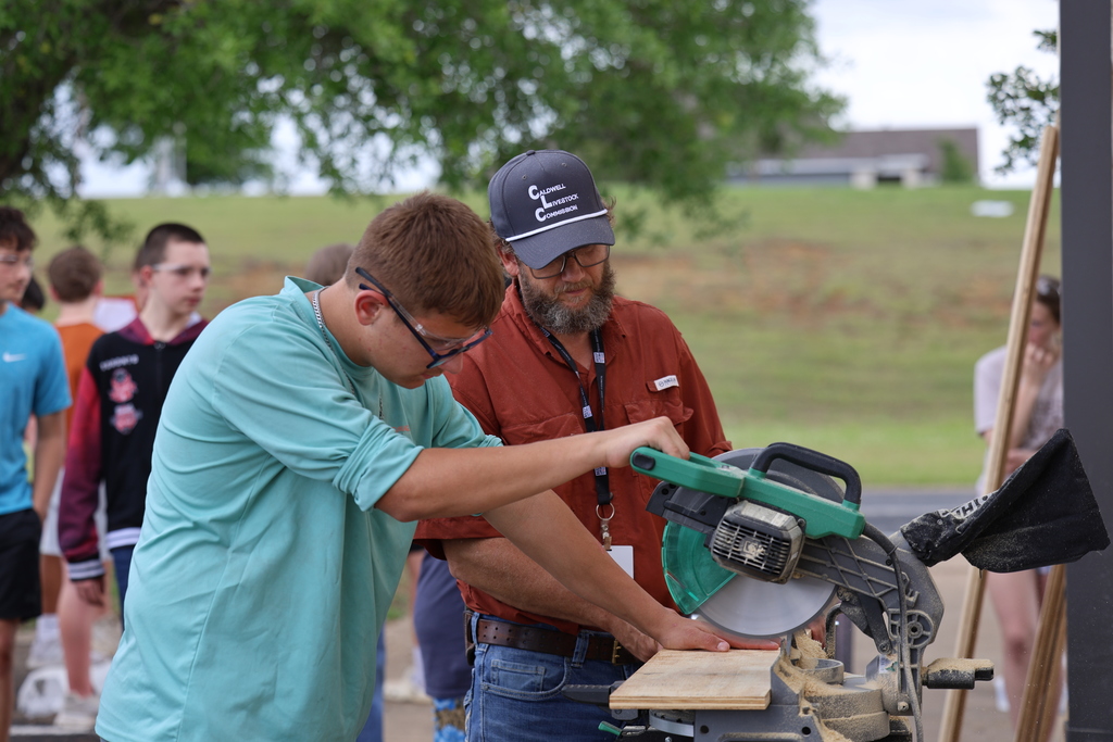 𝗣𝘂𝘁𝘁𝗶𝗻𝗴 𝘀𝗸𝗶𝗹𝗹𝘀 𝗶𝗻𝘁𝗼 𝗽𝗿𝗮𝗰𝘁𝗶𝗰𝗲!  Our 8th-grade Ag students are getting hands-on as they prepare materials for their string art projects. Special thanks to Matt Hicks, with Hicks Construction, for volunteering his time and helping students build confidence using real tools safely. #CaldwellProud #CaldwellISD