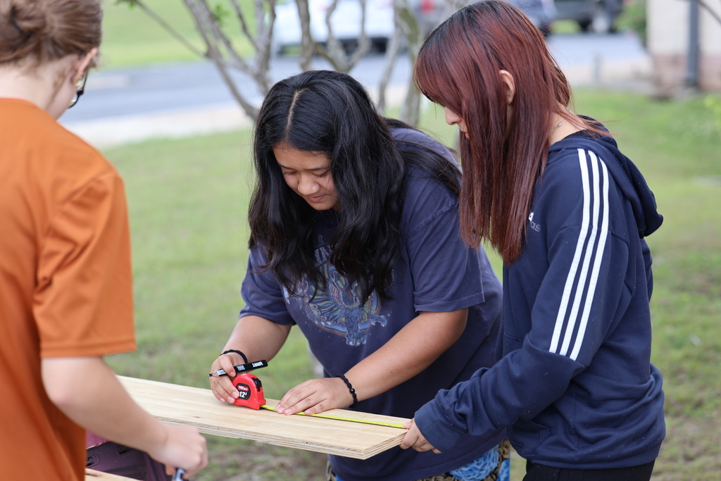 𝗣𝘂𝘁𝘁𝗶𝗻𝗴 𝘀𝗸𝗶𝗹𝗹𝘀 𝗶𝗻𝘁𝗼 𝗽𝗿𝗮𝗰𝘁𝗶𝗰𝗲!  Our 8th-grade Ag students are getting hands-on as they prepare materials for their string art projects. Special thanks to Matt Hicks, with Hicks Construction, for volunteering his time and helping students build confidence using real tools safely. #CaldwellProud #CaldwellISD