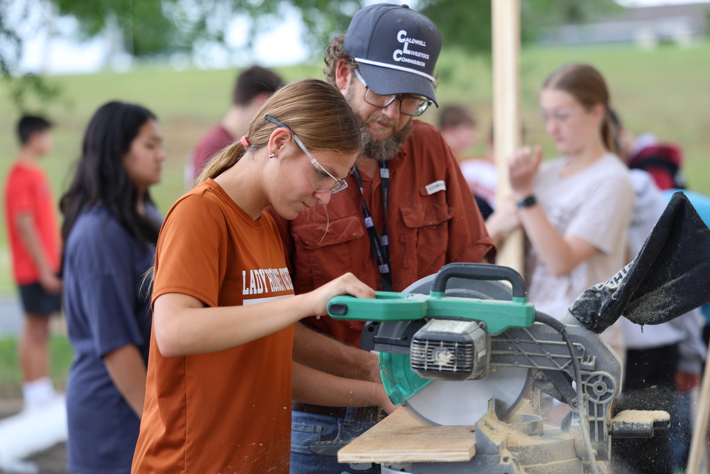 𝗣𝘂𝘁𝘁𝗶𝗻𝗴 𝘀𝗸𝗶𝗹𝗹𝘀 𝗶𝗻𝘁𝗼 𝗽𝗿𝗮𝗰𝘁𝗶𝗰𝗲!  Our 8th-grade Ag students are getting hands-on as they prepare materials for their string art projects. Special thanks to Matt Hicks, with Hicks Construction, for volunteering his time and helping students build confidence using real tools safely. #CaldwellProud #CaldwellISD