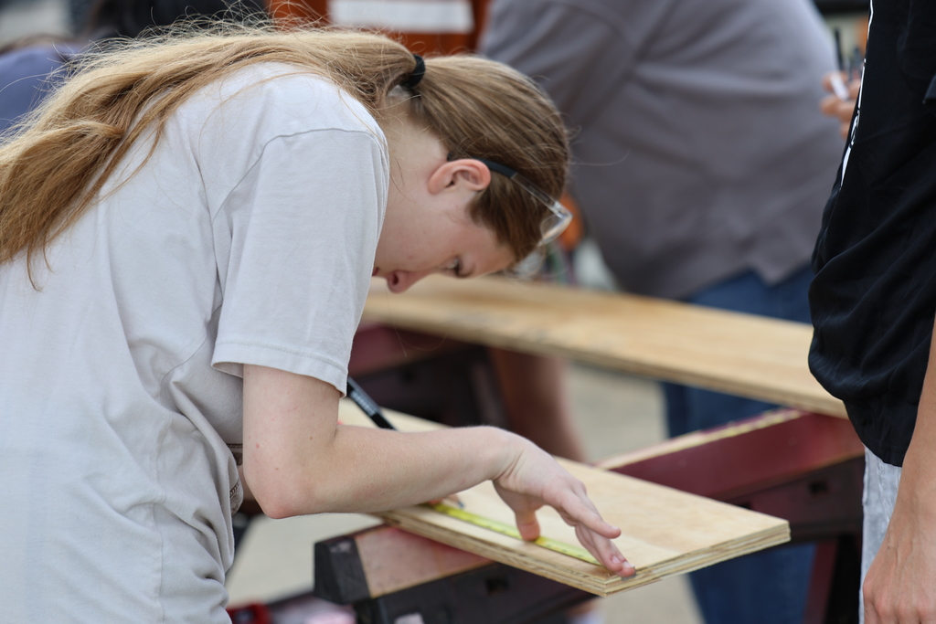 𝗣𝘂𝘁𝘁𝗶𝗻𝗴 𝘀𝗸𝗶𝗹𝗹𝘀 𝗶𝗻𝘁𝗼 𝗽𝗿𝗮𝗰𝘁𝗶𝗰𝗲!  Our 8th-grade Ag students are getting hands-on as they prepare materials for their string art projects. Special thanks to Matt Hicks, with Hicks Construction, for volunteering his time and helping students build confidence using real tools safely. #CaldwellProud #CaldwellISD