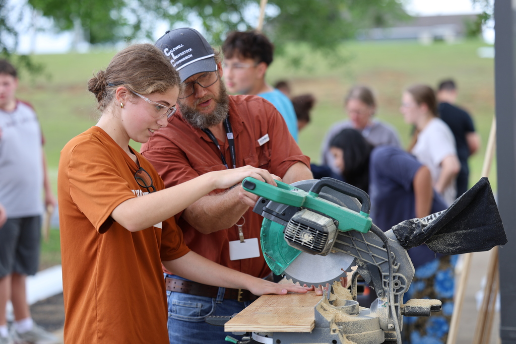 𝗣𝘂𝘁𝘁𝗶𝗻𝗴 𝘀𝗸𝗶𝗹𝗹𝘀 𝗶𝗻𝘁𝗼 𝗽𝗿𝗮𝗰𝘁𝗶𝗰𝗲!  Our 8th-grade Ag students are getting hands-on as they prepare materials for their string art projects. Special thanks to Matt Hicks, with Hicks Construction, for volunteering his time and helping students build confidence using real tools safely. #CaldwellProud #CaldwellISD