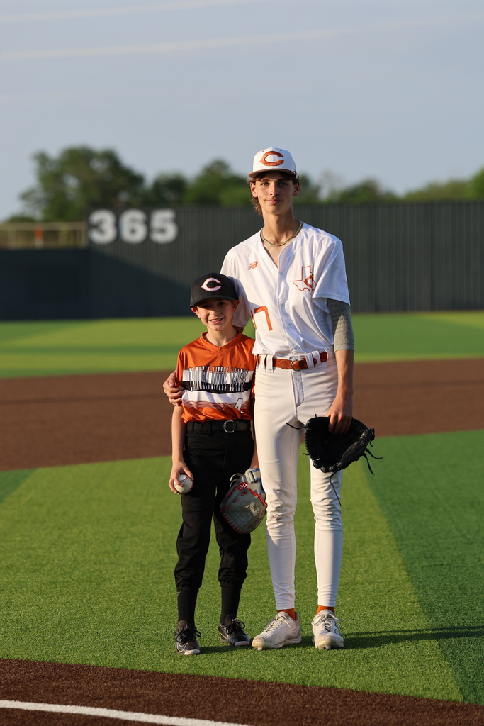 𝗔 𝘀𝗽𝗲𝗰𝗶𝗮𝗹 𝗺𝗼𝗺𝗲𝗻𝘁 𝗮𝘁 𝘁𝗵𝗲 𝗯𝗮𝗹𝗹𝗽𝗮𝗿𝗸 𝗹𝗮𝘀𝘁 𝗻𝗶𝗴𝗵𝘁 ⚾👏 Thanks to the Caldwell Education and Leadership Foundation (CELF) live auction at last year's Crawfish Fundraiser, Kamden Plachy had the honor of throwing out the ceremonial first pitch before our varsity game vs. Giddings!  Opportunities like this are made possible through the support of our community—thank you, CELF! #CaldwellProud #CaldwellISD