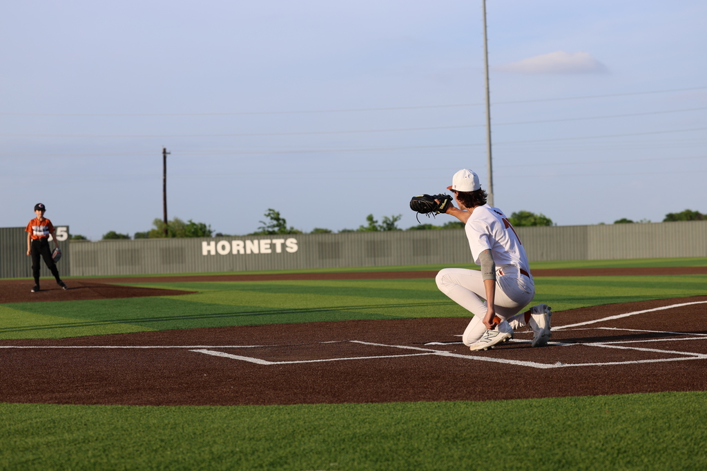 𝗔 𝘀𝗽𝗲𝗰𝗶𝗮𝗹 𝗺𝗼𝗺𝗲𝗻𝘁 𝗮𝘁 𝘁𝗵𝗲 𝗯𝗮𝗹𝗹𝗽𝗮𝗿𝗸 𝗹𝗮𝘀𝘁 𝗻𝗶𝗴𝗵𝘁 ⚾👏 Thanks to the Caldwell Education and Leadership Foundation (CELF) live auction at last year's Crawfish Fundraiser, Kamden Plachy had the honor of throwing out the ceremonial first pitch before our varsity game vs. Giddings!  Opportunities like this are made possible through the support of our community—thank you, CELF! #CaldwellProud #CaldwellISD