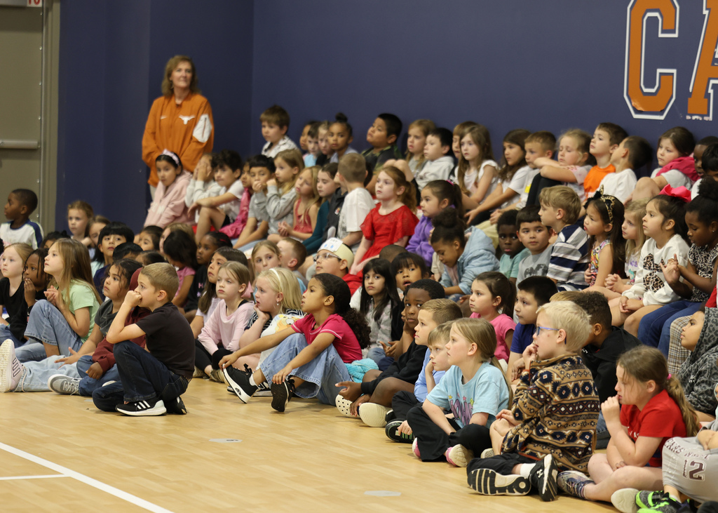 𝐒𝐭𝐨𝐫𝐲𝐭𝐢𝐦𝐞 𝐣𝐮𝐬𝐭 𝐠𝐨𝐭 𝐚 𝐰𝐡𝐨𝐥𝐞 𝐥𝐨𝐭 𝐬𝐰𝐞𝐞𝐭𝐞𝐫 📚  Our elementary students enjoyed a special visit from author Susan Cole, who read 𝐸𝑙𝑙𝑎 𝑎𝑛𝑑 𝑀𝑎𝑐’𝑠 𝐵𝑎𝑘𝑒𝑟𝑦 and brought her story to life.  Inspiring readers one page at a time! #CaldwellProud #CaldwellISD