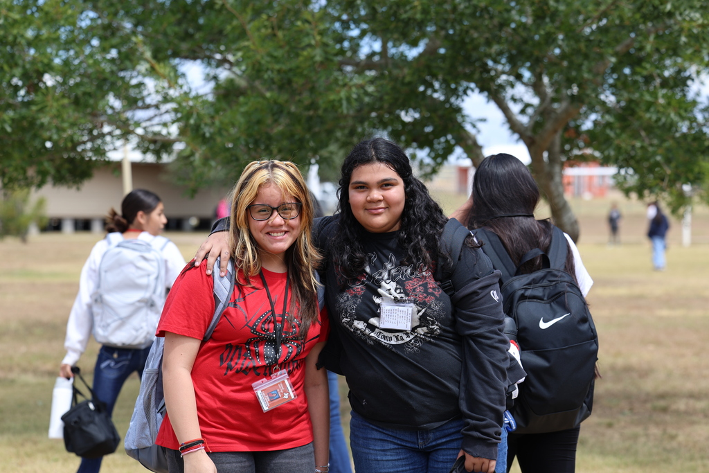 𝗥𝗘𝗖𝗘𝗦𝗦: 𝘄𝗵𝗲𝗿𝗲 𝗳𝗿𝗶𝗲𝗻𝗱𝘀𝗵𝗶𝗽𝘀 𝗮𝗿𝗲 𝗺𝗮𝗱𝗲, 𝗴𝗮𝗺𝗲𝘀 𝗴𝗲𝘁 𝘀𝗲𝗿𝗶𝗼𝘂𝘀, 𝗮𝗻𝗱 𝗮𝗽𝗽𝗮𝗿𝗲𝗻𝘁𝗹𝘆 𝘁𝗵𝗲 𝗰𝗮𝗺𝗲𝗿𝗮 𝗶𝘀 𝗮𝗹𝘄𝗮𝘆𝘀 𝗮𝗻 𝗶𝗻𝘃𝗶𝘁𝗮𝘁𝗶𝗼𝗻 𝘁𝗼 𝗽𝗼𝘀𝗲. 