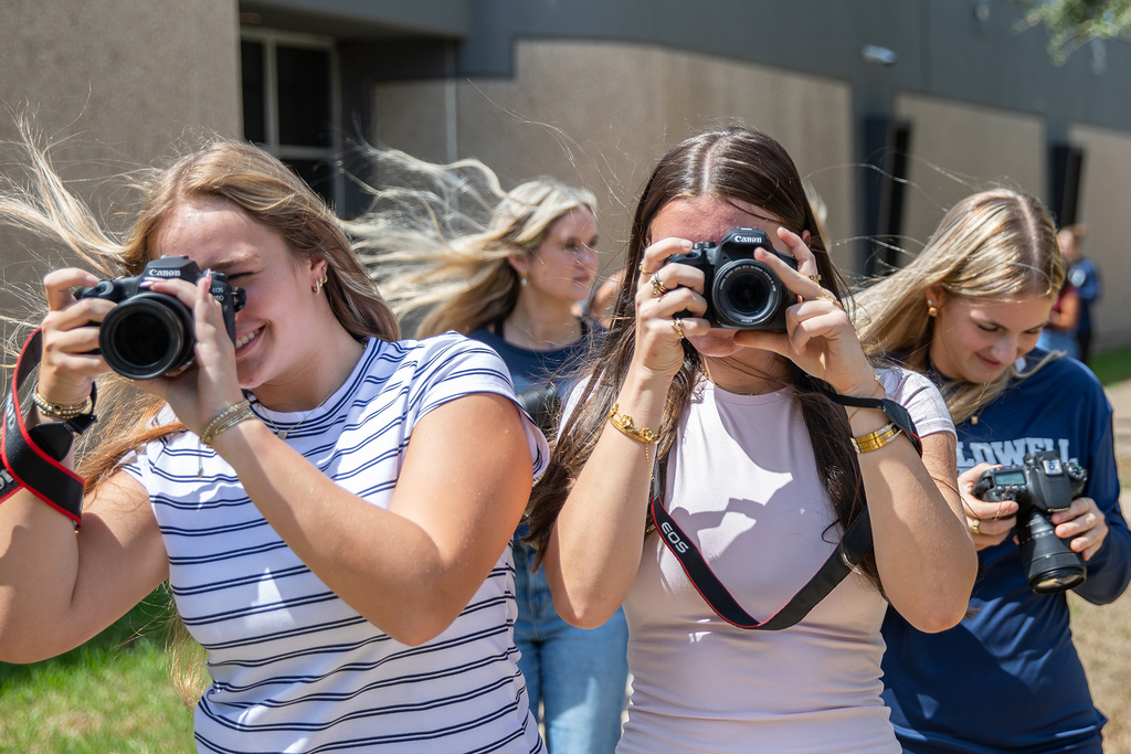 📸🎨 𝐂𝐇𝐒 𝐬𝐭𝐮𝐝𝐞𝐧𝐭𝐬 𝐚𝐫𝐞 𝐩𝐮𝐭𝐭𝐢𝐧𝐠 𝐭𝐡𝐞𝐢𝐫 𝐜𝐫𝐞𝐚𝐭𝐢𝐯𝐢𝐭𝐲 𝐨𝐧 𝐝𝐢𝐬𝐩𝐥𝐚𝐲! Art II and III students designed murals inspired by Caldwell, while Photography and Yearbook students took their cameras outside to capture everything from motion and color to school spirit and storytelling.  We can’t wait to see which photos earn Best of Show! 🧡 #CaldwellProud #CaldwellISD