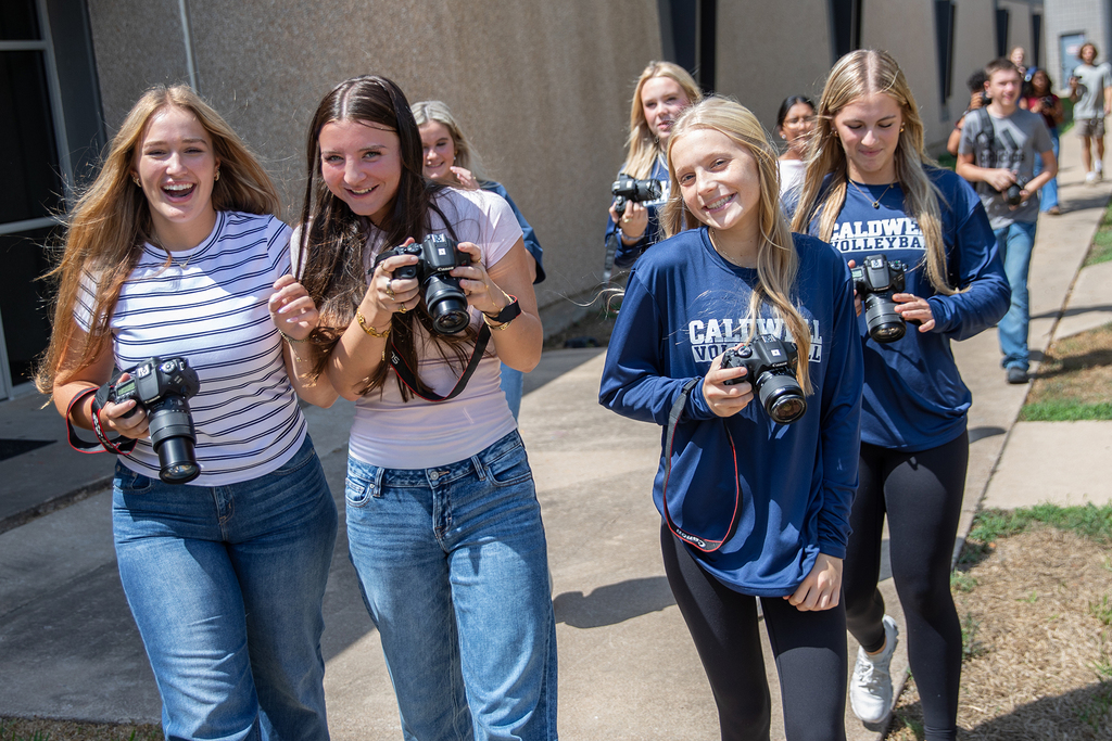 📸🎨 𝐂𝐇𝐒 𝐬𝐭𝐮𝐝𝐞𝐧𝐭𝐬 𝐚𝐫𝐞 𝐩𝐮𝐭𝐭𝐢𝐧𝐠 𝐭𝐡𝐞𝐢𝐫 𝐜𝐫𝐞𝐚𝐭𝐢𝐯𝐢𝐭𝐲 𝐨𝐧 𝐝𝐢𝐬𝐩𝐥𝐚𝐲! Art II and III students designed murals inspired by Caldwell, while Photography and Yearbook students took their cameras outside to capture everything from motion and color to school spirit and storytelling.  We can’t wait to see which photos earn Best of Show! 🧡 #CaldwellProud #CaldwellISD