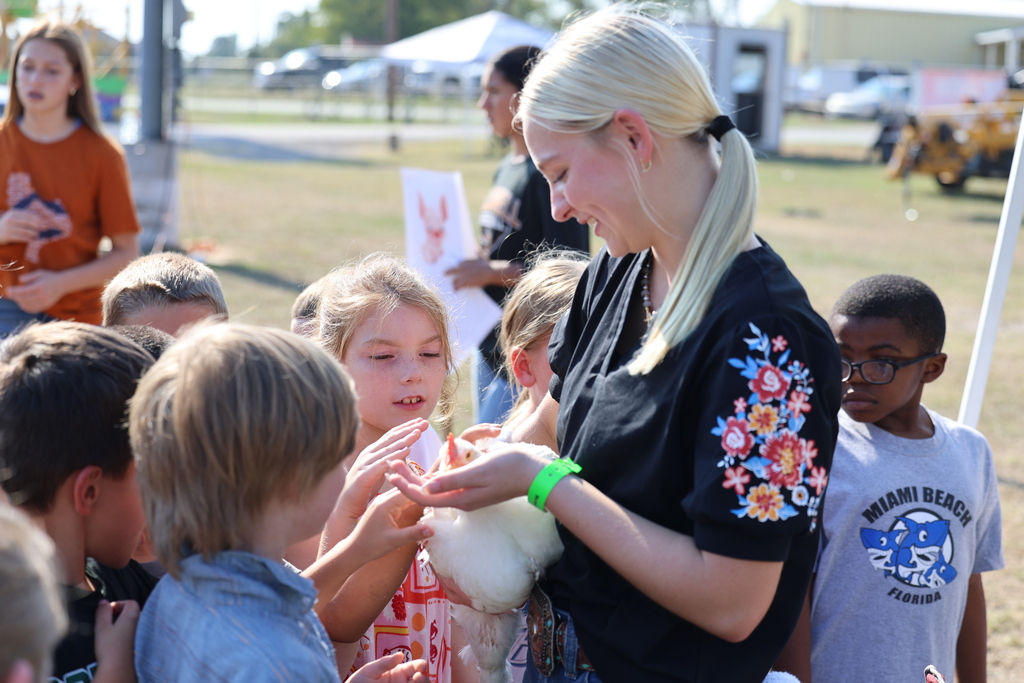 🐄🎡 It’s one of our favorite Burleson County Fair traditions!  Caldwell Elementary students spent the morning touring the fairgrounds, meeting animals and learning more about agriculture from our high school and junior high FFA students.  Thank you to our FFA members for being wonderful tour guides and creating such a fun, hands-on experience for our younger Hornets! 🐖🐑🧡