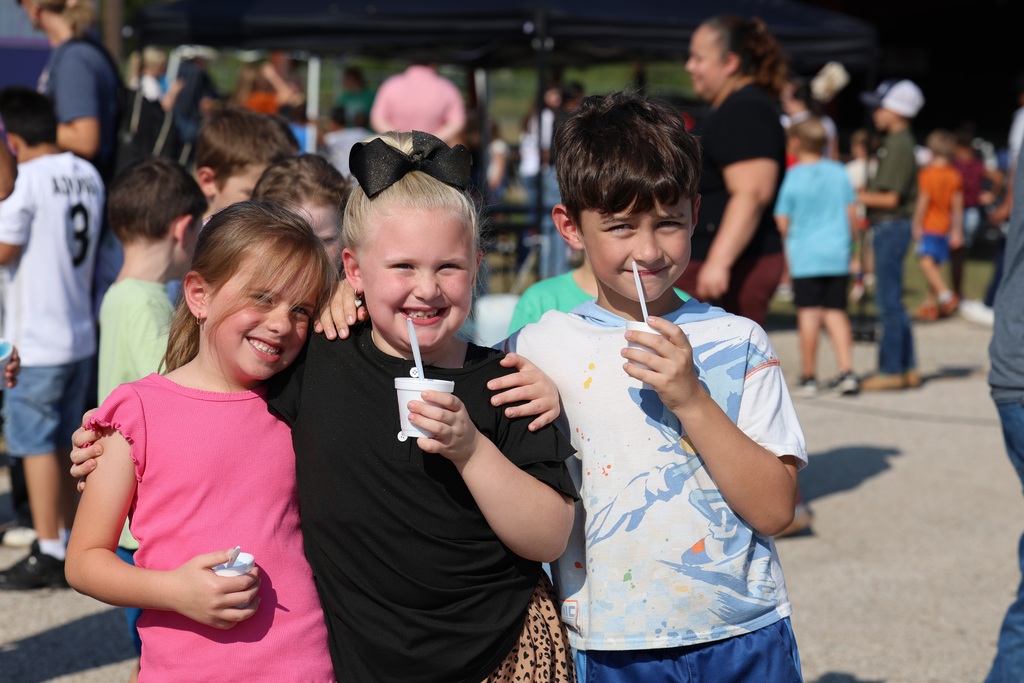 🐄🎡 It’s one of our favorite Burleson County Fair traditions!  Caldwell Elementary students spent the morning touring the fairgrounds, meeting animals and learning more about agriculture from our high school and junior high FFA students.  Thank you to our FFA members for being wonderful tour guides and creating such a fun, hands-on experience for our younger Hornets! 🐖🐑🧡