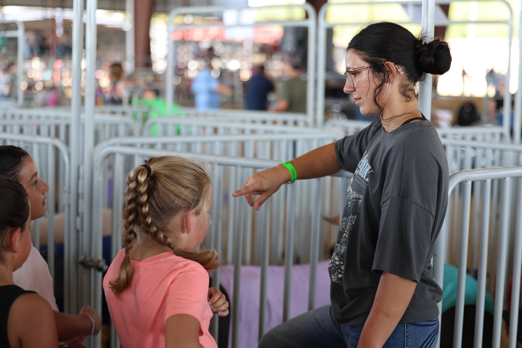 🐄🎡 It’s one of our favorite Burleson County Fair traditions!  Caldwell Elementary students spent the morning touring the fairgrounds, meeting animals and learning more about agriculture from our high school and junior high FFA students.  Thank you to our FFA members for being wonderful tour guides and creating such a fun, hands-on experience for our younger Hornets! 🐖🐑🧡