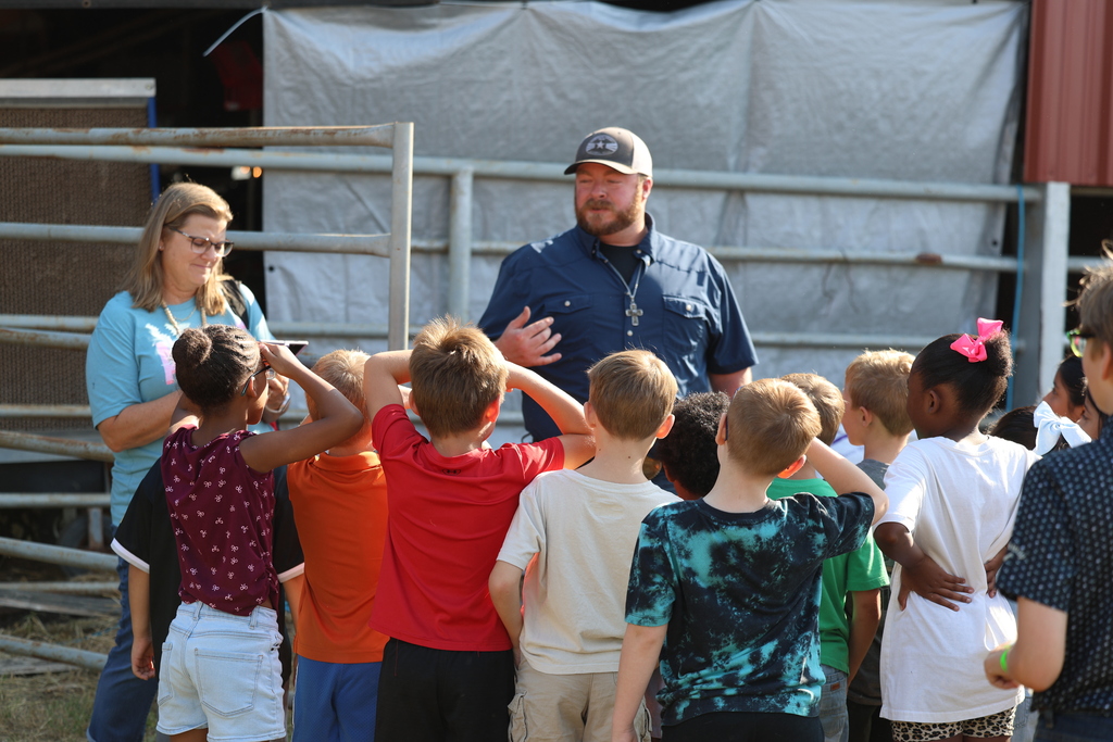 🐄🎡 It’s one of our favorite Burleson County Fair traditions!  Caldwell Elementary students spent the morning touring the fairgrounds, meeting animals and learning more about agriculture from our high school and junior high FFA students.  Thank you to our FFA members for being wonderful tour guides and creating such a fun, hands-on experience for our younger Hornets! 🐖🐑🧡