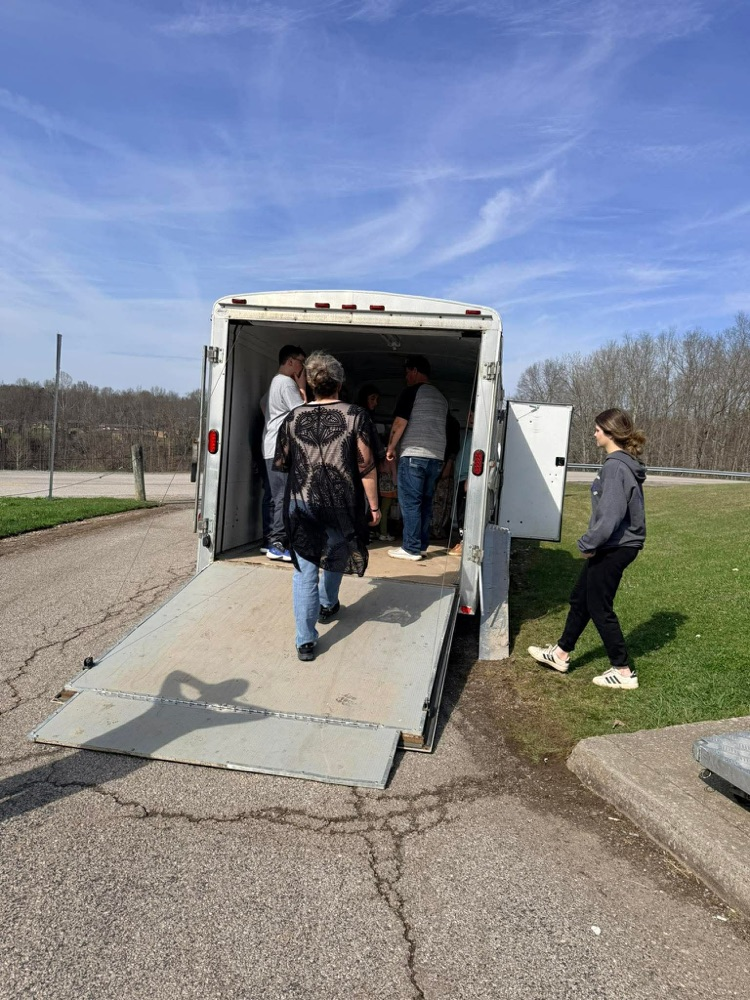 students helping unload food