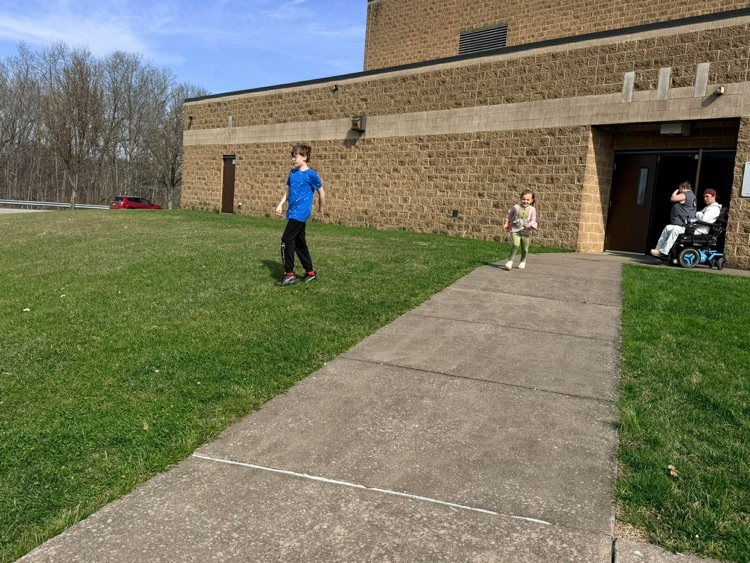 students unloading food