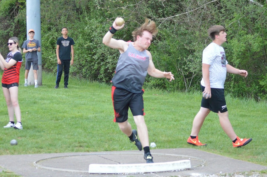 shot put throwing