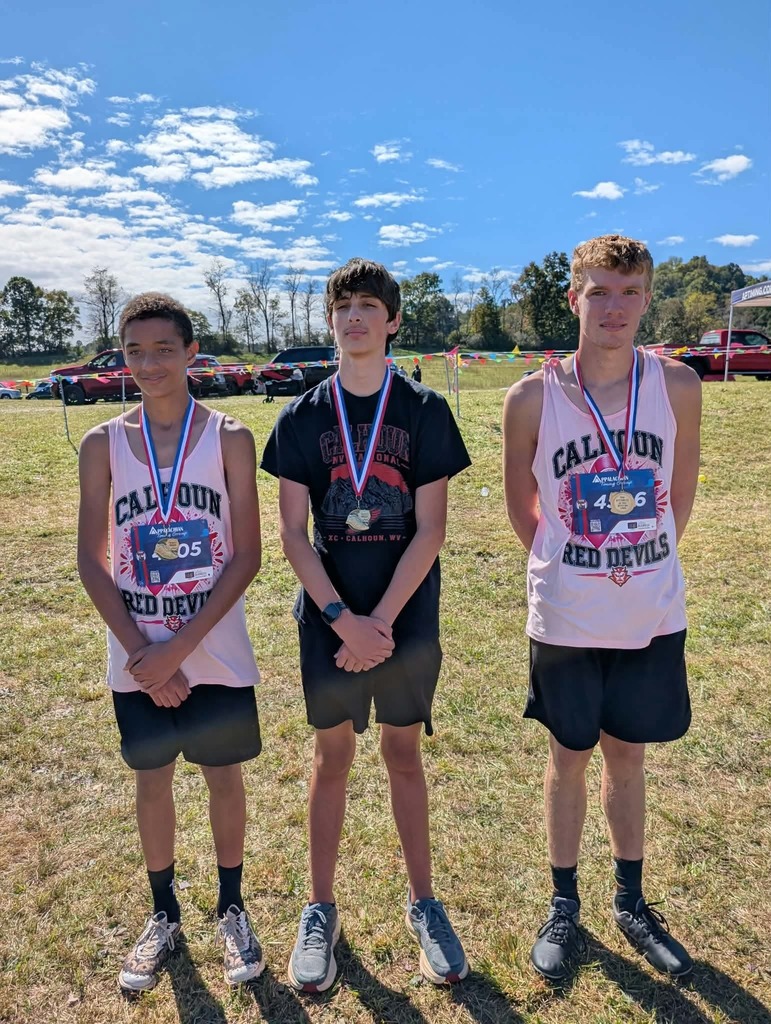 Braiden, Zach and Eli pose with their awards from the High Boys race. 