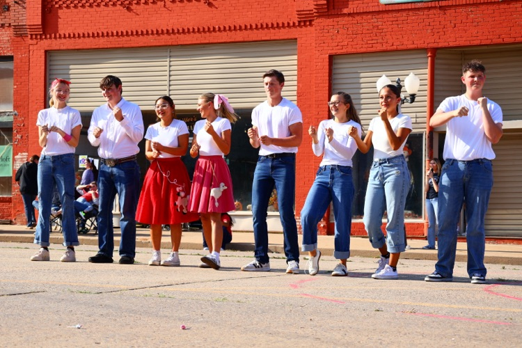 Rockin’ 50’s looks doin the hand jive !