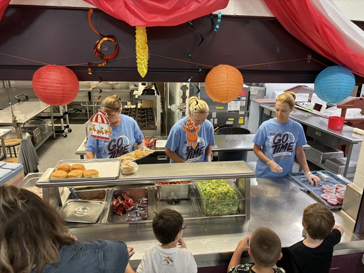 serving lunch 