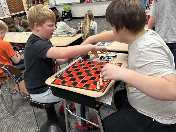 Mrs Witt’s homeroom and 4th Grade got together as Trojan Buddies. They enjoyed playing Chess and singing Christmas Carols.