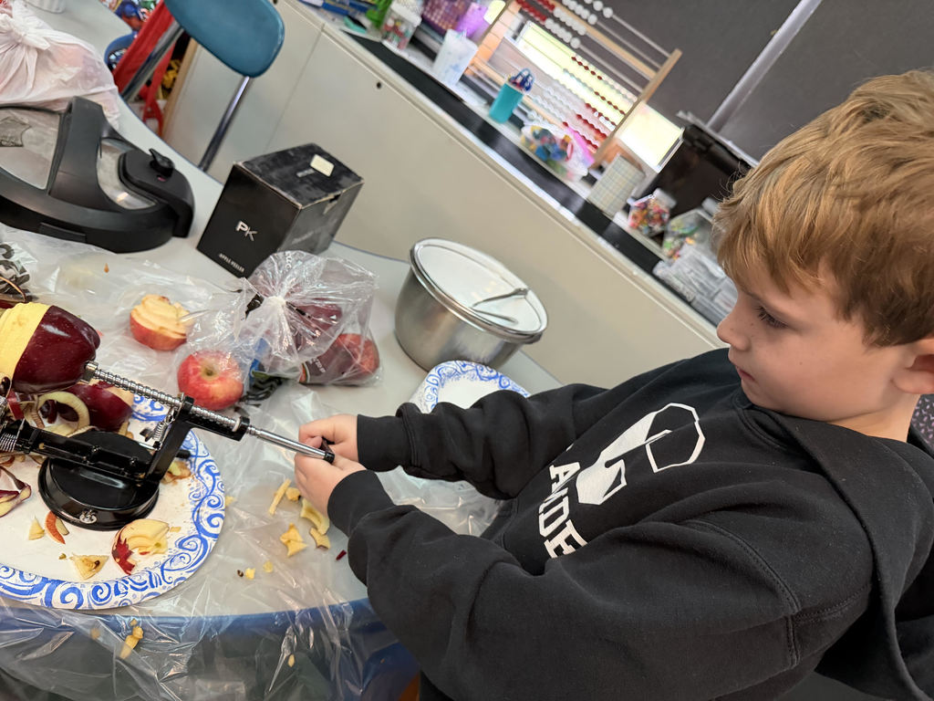 Keller/Littler's Class Making Applesauce