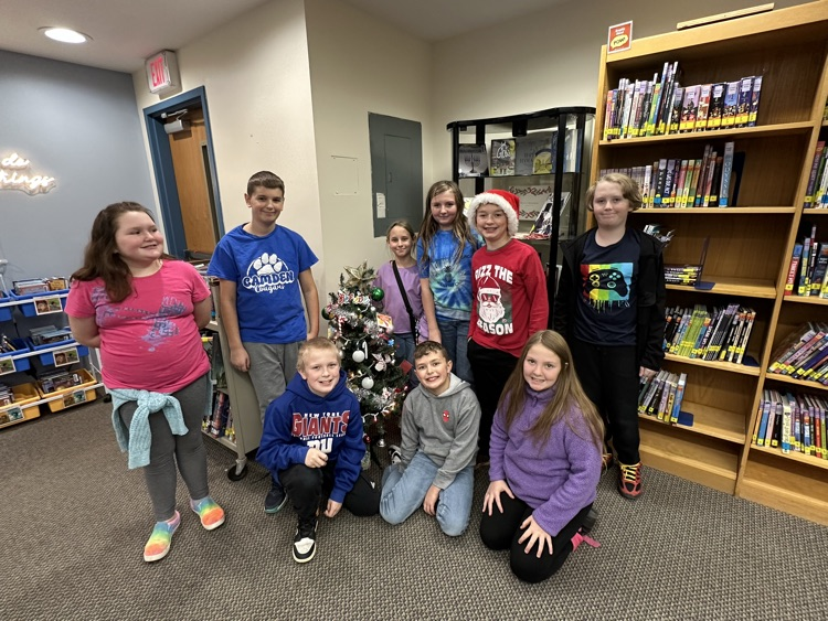 CMS Fifth Grade Lunch Bunch Students around the Tree