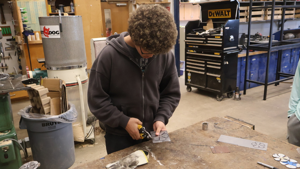 Cutting out the sheet steel using tin snips