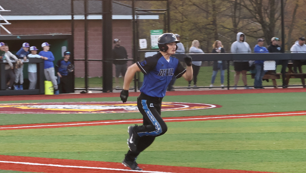 Adam Gonzalez sprinting to first base