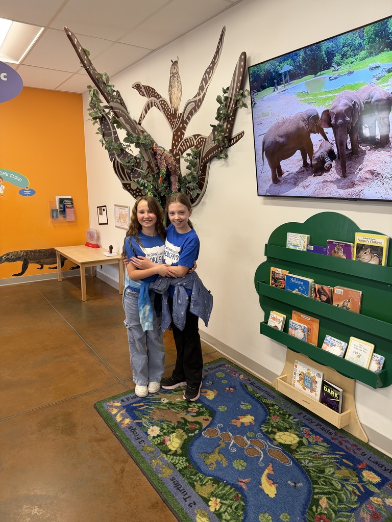 Students in an indoor classroom at the zoo